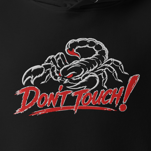 Detailansicht der Stickerei auf schwarzem Hoodie