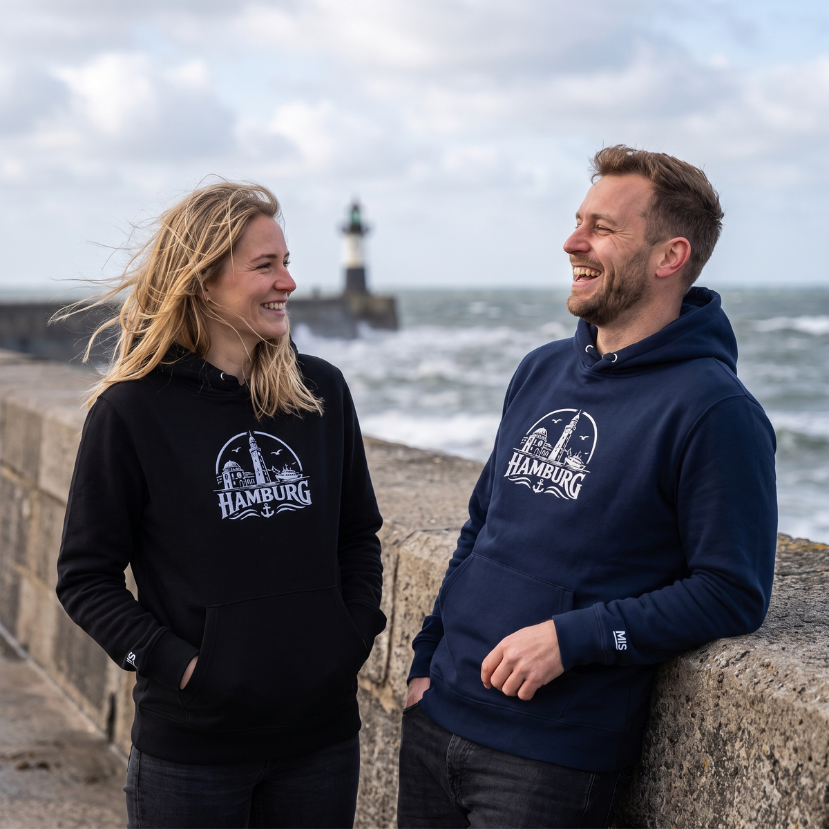 Bestickter Unisex Hoodie – Hamburg-Kollektion "Hamburg Landungsbrücken" – Paar-Lifestylebild 1