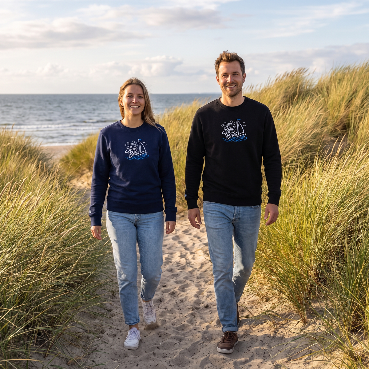 Besticktes Unisex Sweatshirt – "Steife Bries" – Paar-Lifestylebild 2